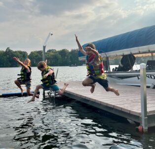 Photo 12 Kids in Life jackets jumping off a VDock